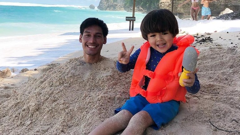 Momen Menggemaskan El Barack dengan Calon Papa Baru El Barack, anak Jessica Iskandar memang terlihat kerap menghabiskan waktu bersama Richard Kyle yang dipanggil Daddy oleh El. Berikut, 5 momen keduanya.