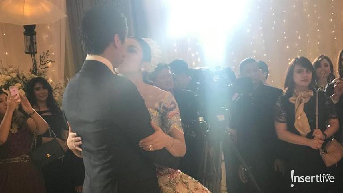 Syahrini dan Reino Barack berdansa dalam acara spesial Dinner Silaturahmi yang digelar di Hotel Four Season&period; Ini lah momen dansa yang terekam kamera Insertlive&period;