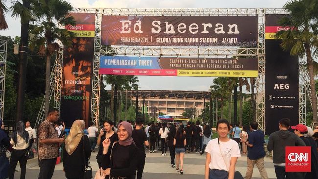 Setidaknya butuh waktu sekitar 5 menit untuk melalui area pemeriksaan dan masuk ke area konser Ed Sheeran di Stadion Utama GBK, dalam kondisi tidak antre.
