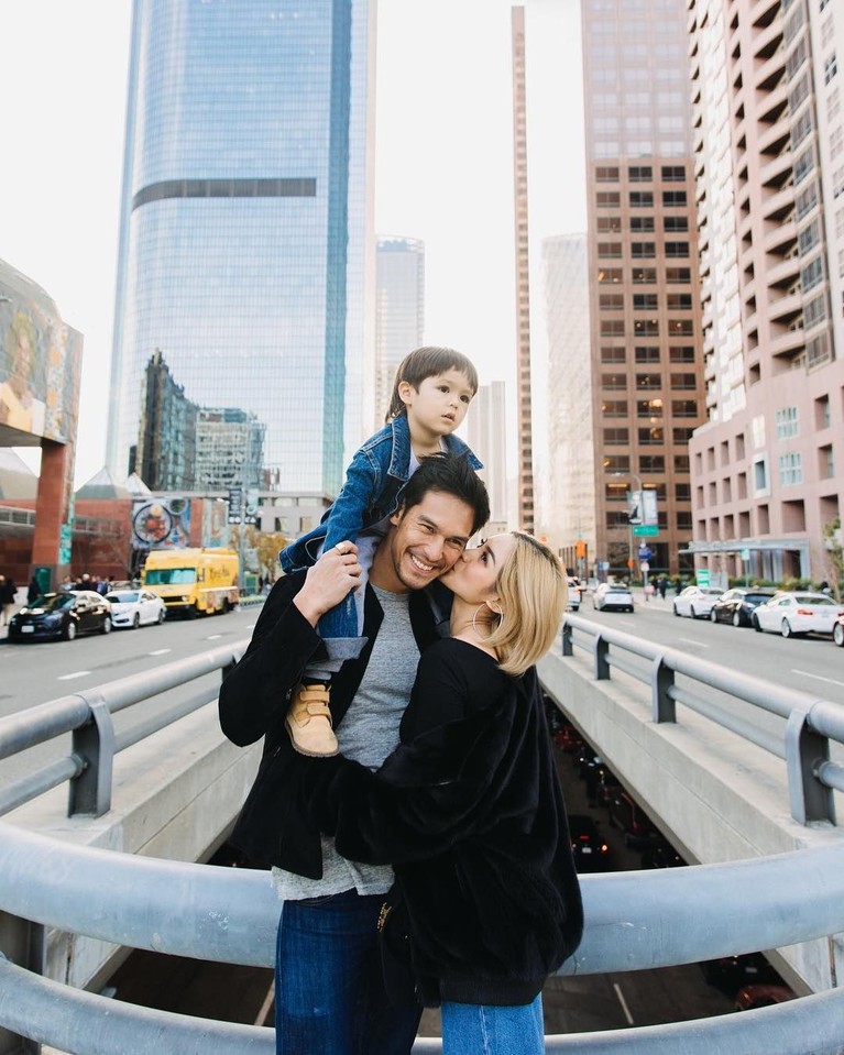 Richard Kyle resmi melamar Jessica Iskandar di Amerika. 6 potret mesra Richard dan anak Jedar ini pun membuktikan bahwa Richard sudah layak jadi ayah sambung.