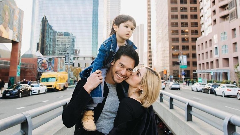 El Barack, anak Jessica Iskandar memang terlihat kerap menghabiskan waktu bersama Richard Kyle yang dipanggil Daddy oleh El. Berikut, 5 momen keduanya.