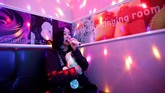 FOTO: Kala K-Pop 'Menjajah' Jepang Wabah K-Pop yang melanda Jepang membuat gadis-gadis setempat rela meninggalkan sekolah mereka dan mengeluarkan ribuan dolar demi pendidikan jadi idola.
