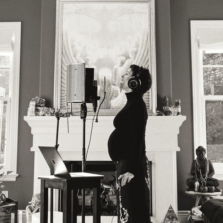 <p>Hamil di usia 44 tahun, penyanyi Alanis Morissette masih aktif menjalani aktivitasnya sebagai musisi. Salah satunya adalah merekam lagu barunya. (Foto: Instagram @alanis)</p>