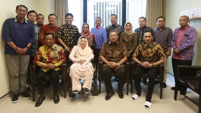 Para tokoh tersebut meminta SBY damaikan suasa pemilu 2019 di sela-sela kunjungan menjenguk Ani Yudhoyono di National University Hospital Singapura.