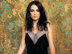 Mewah! Selama Karantina Keira Knightley Pakai Gaun Chanel Tiap Hari