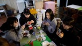 FOTO: Kala K-Pop 'Menjajah' Jepang Wabah K-Pop yang melanda Jepang membuat gadis-gadis setempat rela meninggalkan sekolah mereka dan mengeluarkan ribuan dolar demi pendidikan jadi idola.