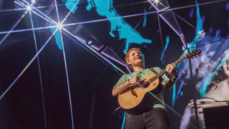 Meraih penghargaan di Billboad Music Award 2019, Ed Sheraan sedang menjali tur di Jakarta, ia pun turut merayakan lewat unggah instagramnya.