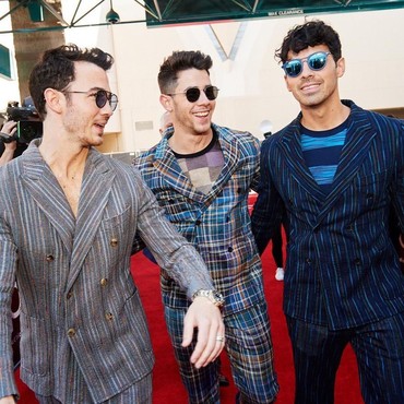 Kejutan Terindah Jonas Brothers untuk Fans yang Sedang Jalani Kemo