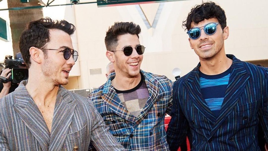 Personel Jonas Brothers menjenguk penggemarnya yang akan menjalani kemoterapi.