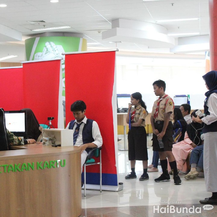 Masuknya gratis. Tapi, kalau mau menikmati full akses misal pinjam buku, sebaiknya bikin kartu anggota. Gratis juga kok, syaratnya pakai KTP aja. Kalau yang belum punya KTP, pakai Kartu Keluarga (KK). (Foto: Yuni Ayu Amida)<div class="gmail_attr" dir="ltr"> </div>