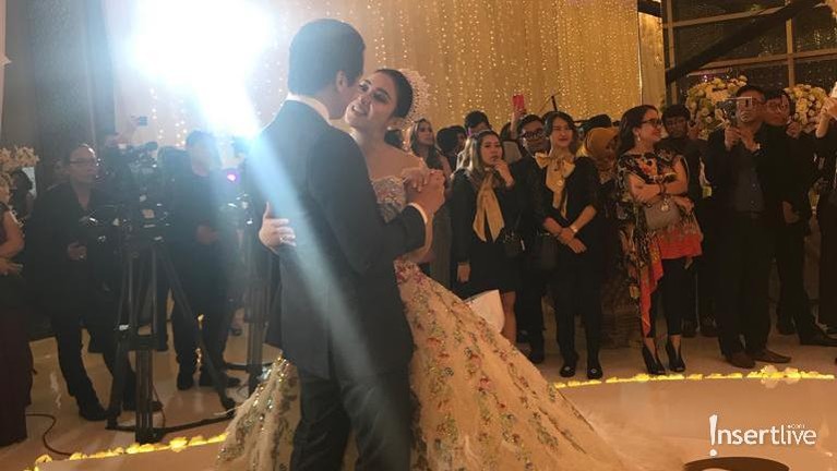 Syahrini dan Reino Barack berdansa dalam acara spesial Dinner Silaturahmi yang digelar di Hotel Four Season. Ini lah momen dansa yang terekam kamera Insertlive.