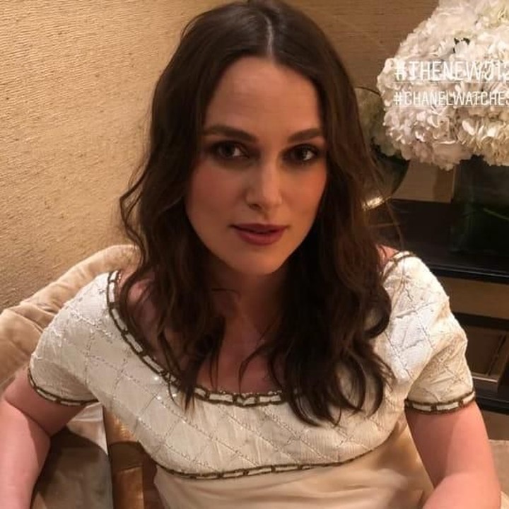 <p>Hamil anak pertama, artis Keira Knightley terlihat anggun dalam balutan gaun berwarna putih dan krem saat menghadiri sebuah acara, beberapa waktu lalu. (Foto: Instagram @catminthe)</p>