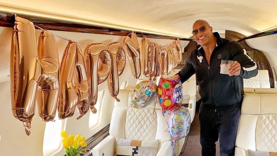 The Rock mendapatkan kejutan ulang tahun dari kru pesawat pribadinya.