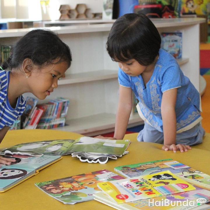 <span class="im">Serius sekali ya adik ini, sedang membaca apa sih? He-he-he. (Foto: Yuni Ayu Amida)</span>