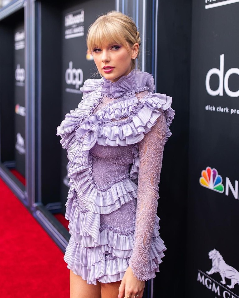 10 Artis dengan Kostum Terbaik di Ajang BBMA 2019 Ajang BBMA 2019, menjadi ajang penghargaan yang bergengsi untuk pamer penampilan para artis dunia. Dilansir dari Dailymail, berikut penampilan terbaik mereka.