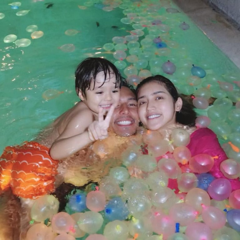 Richard Kyle resmi melamar Jessica Iskandar di Amerika. 6 potret mesra Richard dan anak Jedar ini pun membuktikan bahwa Richard sudah layak jadi ayah sambung.