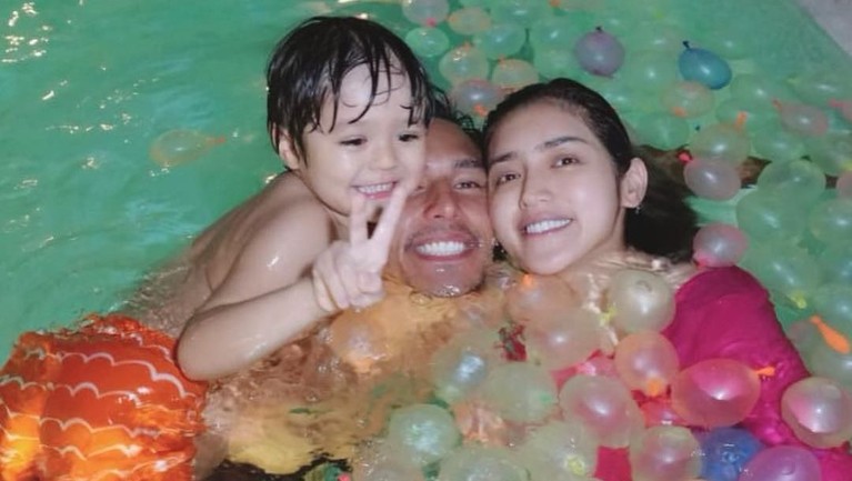 Momen Menggemaskan El Barack dengan Calon Papa Baru El Barack, anak Jessica Iskandar memang terlihat kerap menghabiskan waktu bersama Richard Kyle yang dipanggil Daddy oleh El. Berikut, 5 momen keduanya.