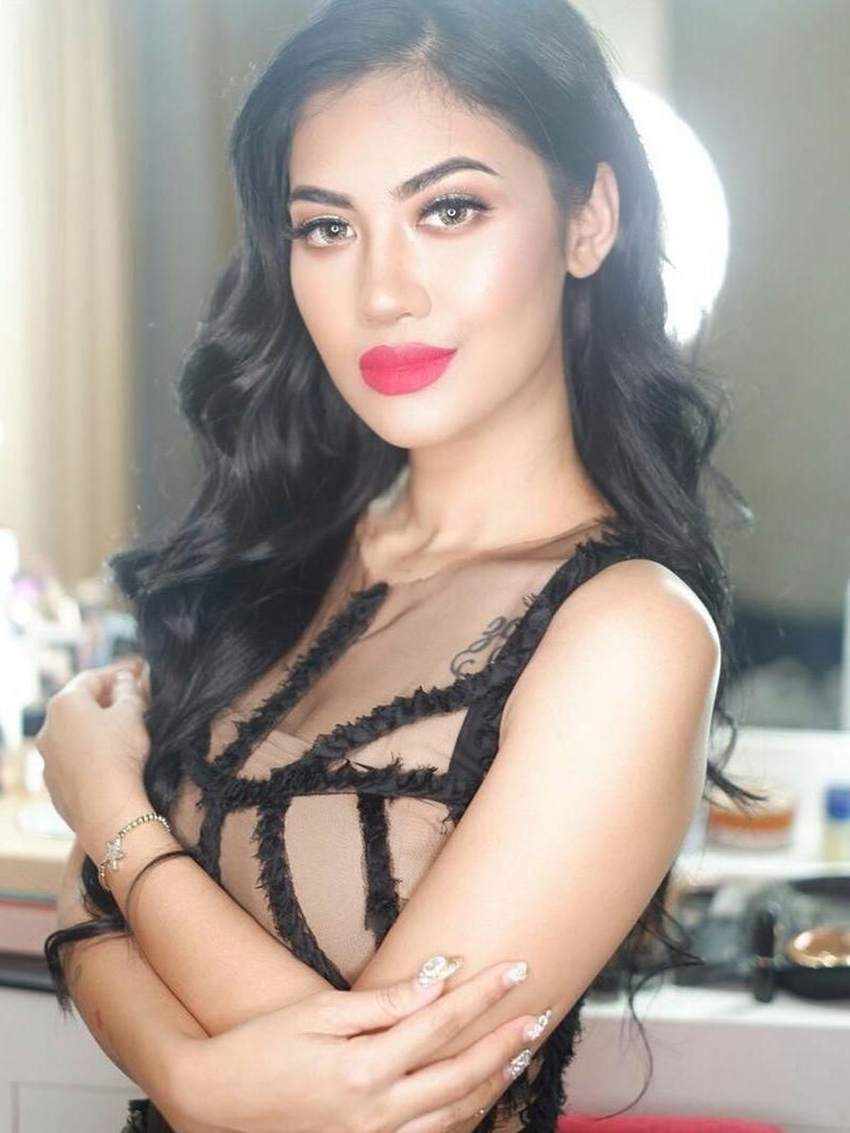 Nama Della Perez belakangan ini sedang naik daun karena beberapa sensasi&period; Hotman Paris baru-baru ini mengaku hampir memacari adik mendiang Julia Perez itu&period;