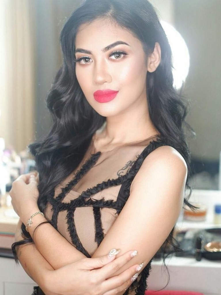 Pesona Della Perez, Si Cantik yang Hampir Dipacari Hotman Paris Nama Della Perez belakangan ini sedang naik daun karena beberapa sensasi. Hotman Paris baru-baru ini mengaku hampir memacari adik mendiang Julia Perez itu.