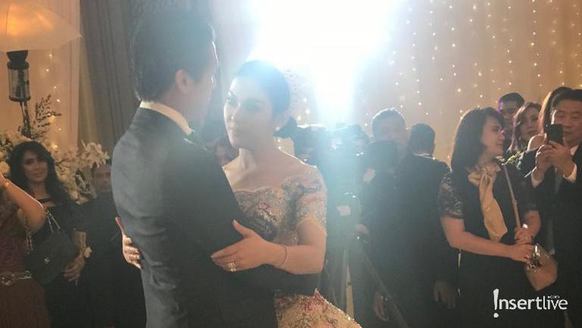 Syahrini dan Reino Barack berdansa dalam acara spesial Dinner Silaturahmi yang digelar di Hotel Four Season&period; Ini lah momen dansa yang terekam kamera Insertlive&period;