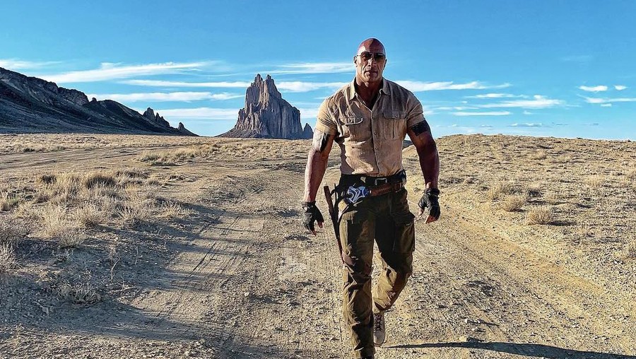 4. Jumanji (2017) Film Box Office terbaik yang dibintangi oleh Dwayne Johnson versi Insertlive.