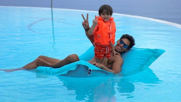 El Barack, anak Jessica Iskandar memang terlihat kerap menghabiskan waktu bersama Richard Kyle yang dipanggil Daddy oleh El. Berikut, 5 momen keduanya.
