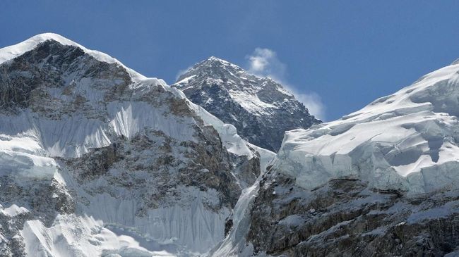 Zhang Hong, pria tunanetra asal China berusia 46 tahun, berhasil mendaki puncak tertinggi di dunia Gunung Everest.