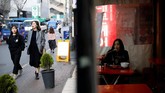 FOTO: Kala K-Pop 'Menjajah' Jepang Wabah K-Pop yang melanda Jepang membuat gadis-gadis setempat rela meninggalkan sekolah mereka dan mengeluarkan ribuan dolar demi pendidikan jadi idola.
