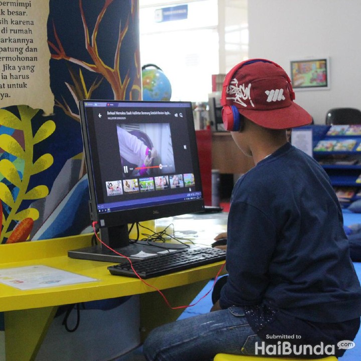 <span class="im">Enggak cuma baca buku, di sini juga ada fasilitas komputer, bisa nonton video lho. (Foto: Yuni Ayu Amida)</span>