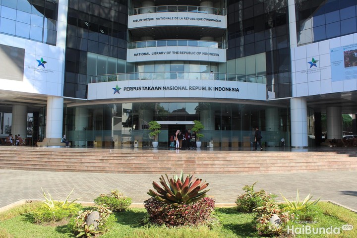 Perpustakaan Nasional ini terletak di jalan Medan Merdeka Selatan No.11, Jakarta Pusat. Terdiri dari 24 lantai dan buka setiap hari lho, Bun, kecuali libur hari besar atau libur nasional ya. (Foto: Yuni Ayu Amida)<div class=