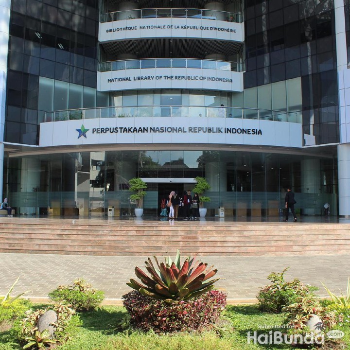Perpustakaan Nasional ini terletak di jalan Medan Merdeka Selatan No.11, Jakarta Pusat. Terdiri dari 24 lantai dan buka setiap hari lho, Bun, kecuali libur hari besar atau libur nasional ya. (Foto: Yuni Ayu Amida)<div class="gmail_attr" dir="ltr"> </div>
