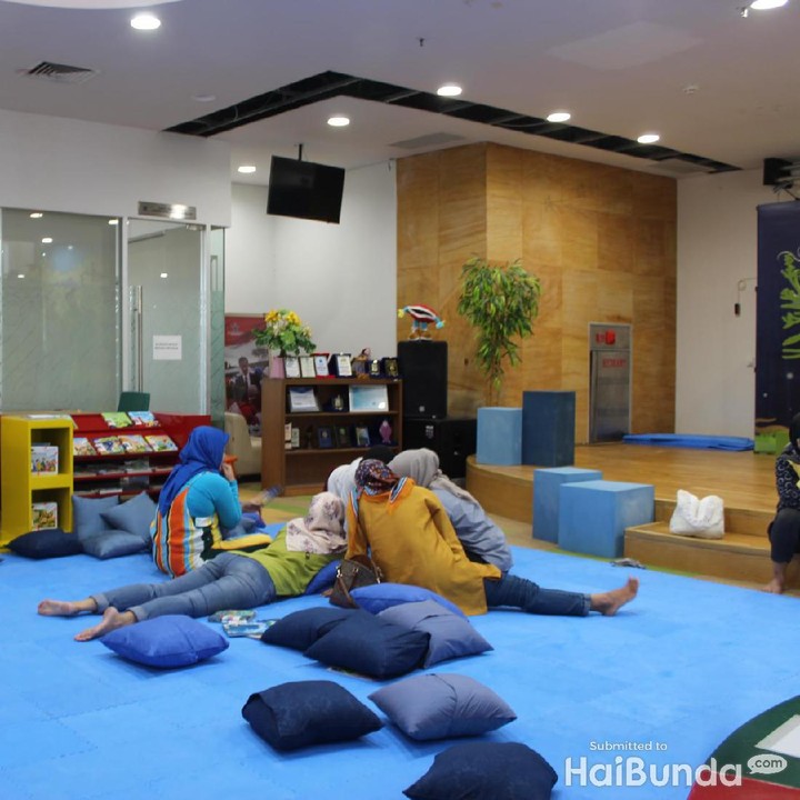 <div class="gmail_attr" dir="ltr">Selama anak bermain, Bunda bisa bersantai di ruangan ini. Tempatnya nyaman banget lho. (Foto: Yuni Ayu Amida)</div><div class="gmail_attr" dir="ltr"> </div>