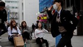 FOTO: Kala K-Pop 'Menjajah' Jepang Wabah K-Pop yang melanda Jepang membuat gadis-gadis setempat rela meninggalkan sekolah mereka dan mengeluarkan ribuan dolar demi pendidikan jadi idola.