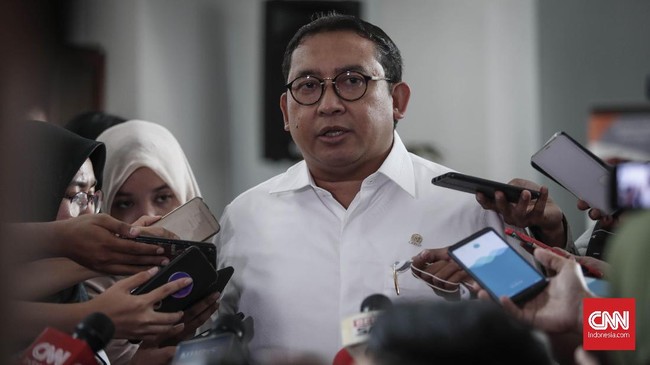 Fadli Zon menyesalkan kelakuan Mahfud MD bisa anteng nonton sinetron saat PPKM Darurat. Dia menilai ini saatnya Jokowi mengambil alih komando atasi pandemi.