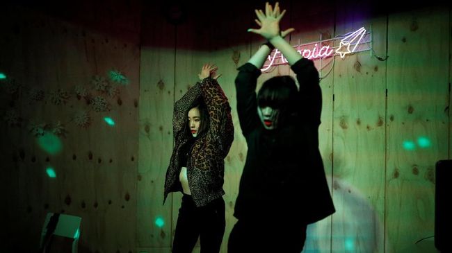 Setelah membuka 'portal' pencekalan terhadap Korea di 2017, kini China ibarat menghadapi dua sisi mata pisau dengan mulai membanjirnya K-Pop memasuki negeri.
