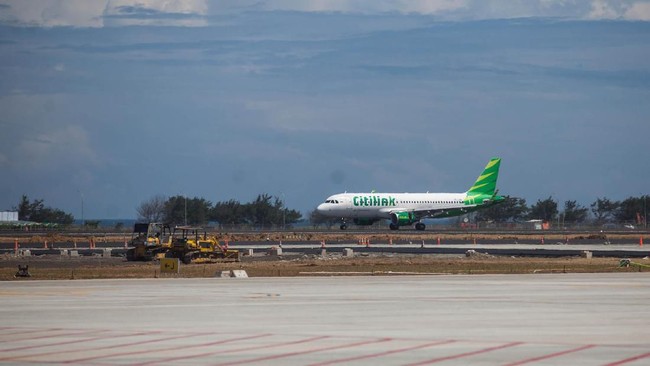 Pesawat Citilink rute Jakarta-Batam mendarat darurat di Palembang setelah seorang anak melepas tutup pelindung tuas pintu darurat saat pesawat mengudara.