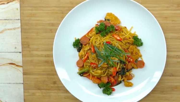 Bunda hendak memasak menu buka puasa berbahan pasta? Coba saja resep spaghetti tek-tek, Bun.