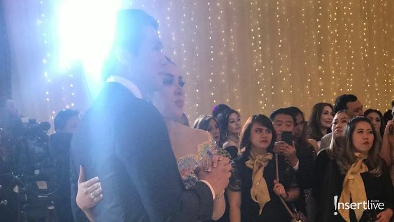 Syahrini dan Reino Barack berdansa dalam acara spesial Dinner Silaturahmi yang digelar di Hotel Four Season. Ini lah momen dansa yang terekam kamera Insertlive.