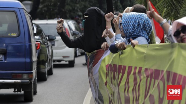 Saat terjadi aksi demo banyak orang yang melakukan pelemparan batu secara sporadis yang tanpa disengaja mengenai mobil yang kita kendarai.