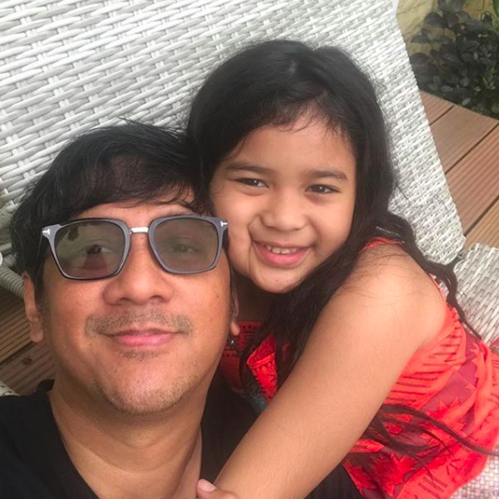 <p>Andre Taulany punya anak perempuan satu-satunya, Arlova Carissa Taulany. Andre dan Lova punya paras yang mirip banget ya, Bun? (Foto: Instagram @andreastaulany)</p>