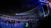 FOTO: Ed Sheeran Bius Fan di Jakarta Ed Sheeran menjadikan Jakarta sebagai kota terakhir tur dunia. Dua tahun lalu, ia sempat membatalkan konser di Jakarta lantaran mengalami cedera tangan.