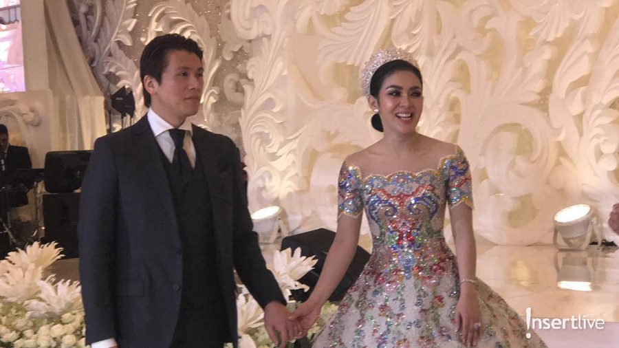 Luna Maya dan Syahrini tampil bersama dalam suatu acara.