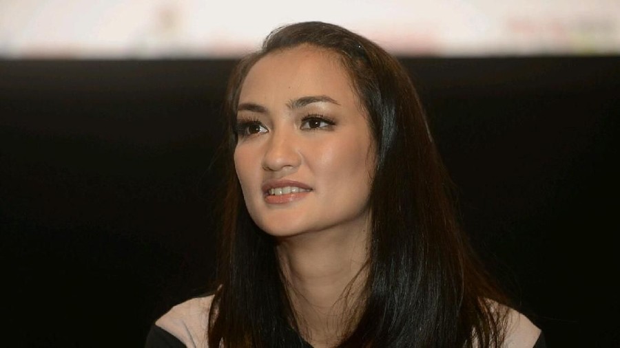 Atiqah Hasiholan