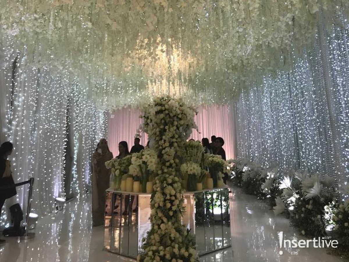 Syahrini dan Reino Barack menggelar acara mewah bertajuk Dinner Silaturahmi sebagai bentuk perayaan pernikahan di Hotel Four Season&comma; Jakarta&comma; Jumat &lpar;4&sol;5&rpar;&period;