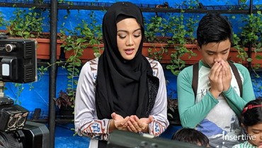 Ziarah ke Makam Jupe, Nia Anggia Teringat Pesan Almarhumah