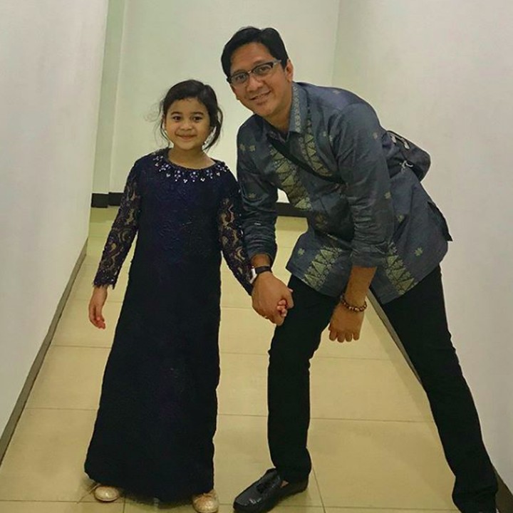 <p>Pergi ke acara formal dengan warna pakaian yang senada bersama Lova. Imut banget ya Lova? (Foto: Instagram @andreastaulany)</p>