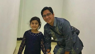 7 Potret Manis Andre Taulany Bersama Putri Bungsunya, Arlova
