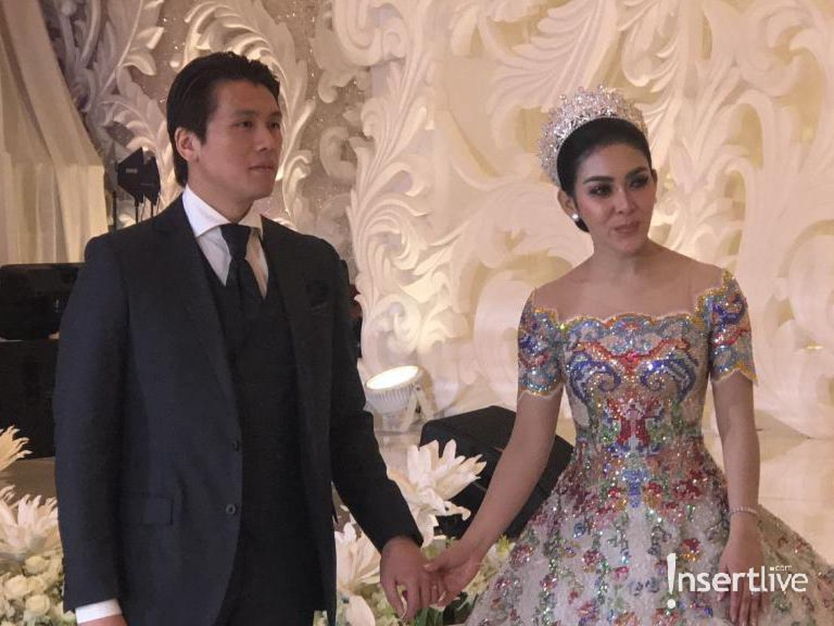 Syahrini dan Reino Barack menggelar acara mewah bertajuk Dinner Silaturahmi sebagai bentuk perayaan pernikahan di Hotel Four Season&comma; Jakarta&comma; Jumat &lpar;4&sol;5&rpar;&period;
