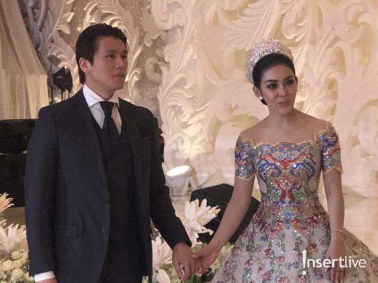 Mewahnya Dekorasi Resepsi Pernikahan Syahrini-Reino Barack Syahrini dan Reino Barack menggelar acara mewah bertajuk Dinner Silaturahmi sebagai bentuk perayaan pernikahan di Hotel Four Season, Jakarta, Jumat (4/5).