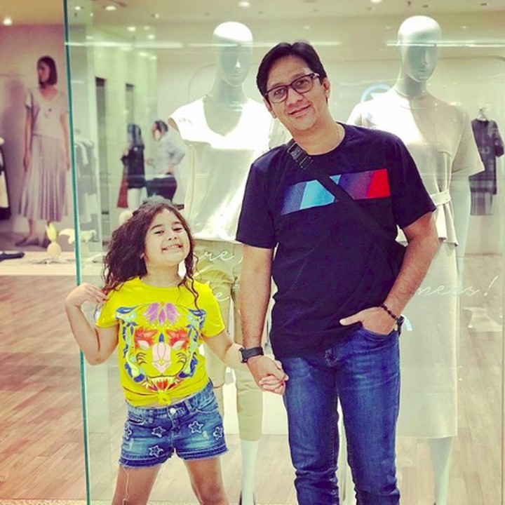 <p>Andre dan Lova tampil casual saat family time. (Foto: Instagram @andreastaulany)</p>